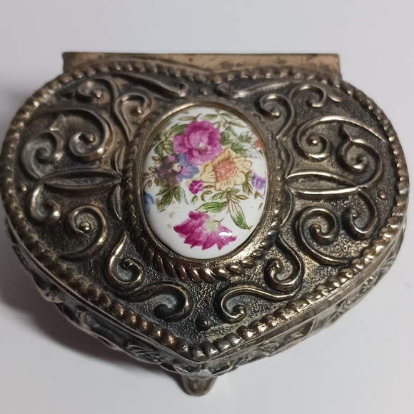 Vintage Enameled Cabochon, Heart Jewel Box, Metal Trinket Box, Rose Cabochon - Picture 2 of 6